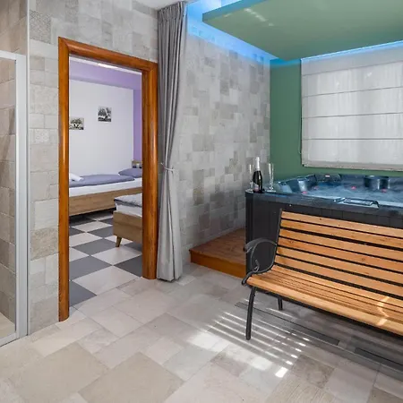 Amazing In With Kitchen Apartament